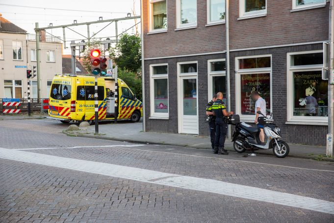 Scooterrijder klapt achterop stilstaande auto in Roosendaal