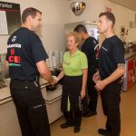 Roosendaalse brandweer houdt ludieke actie in verzorgingshuis om CAO-eisen kracht bij te zetten