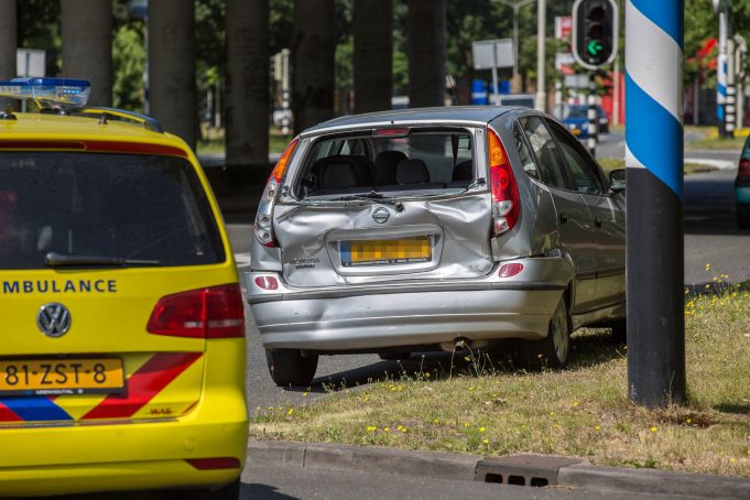 Vrachtwagen botst achterop auto met kinderen in Roosendaal