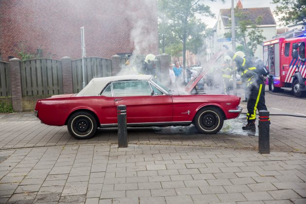 Klassieke Ford Mustang in brand op Eikenlaan in Roosendaal