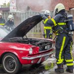 Klassieke Ford Mustang in brand op Eikenlaan in Roosendaal