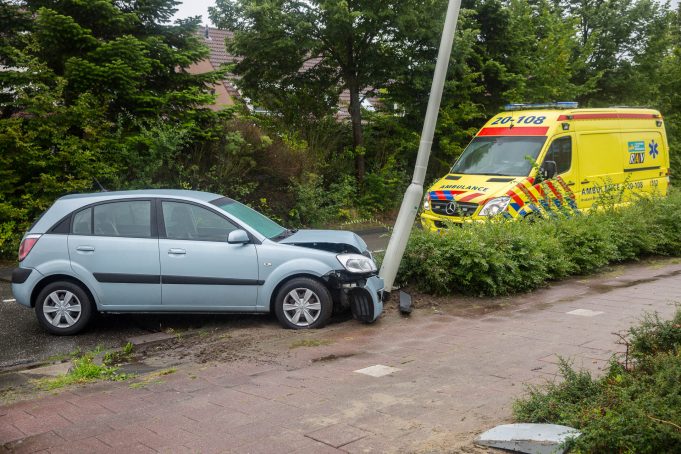 Auto vliegt uit bocht en komt in botsing met lantaarnpaal in Roosendaal