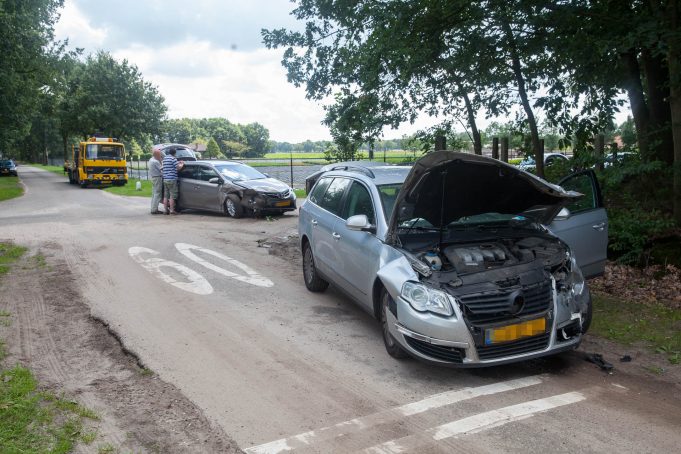 Botsing tussen twee voertuigen op kruising in Rucphen