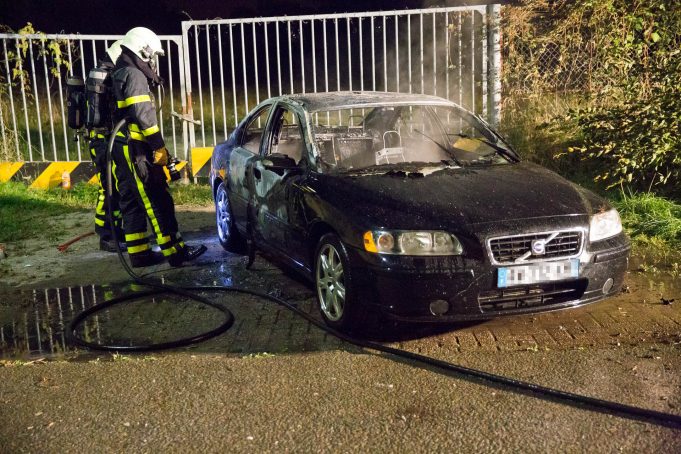 Franse auto volledig uitgebrand aan Wouwseweg in Roosendaal