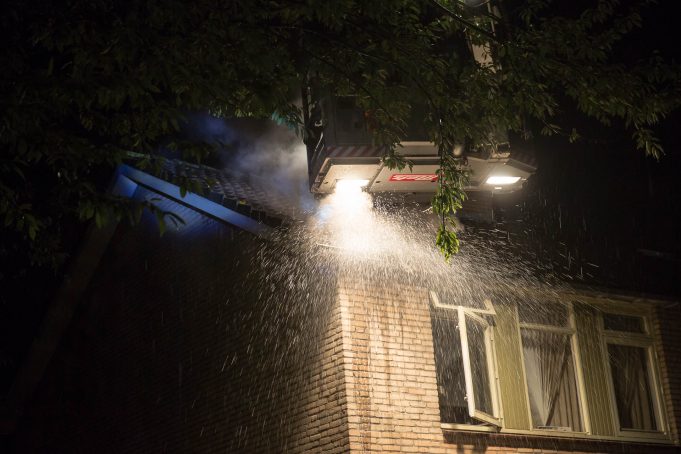 Brand in woning aan Reginadonk in Roosendaal na blikseminslag