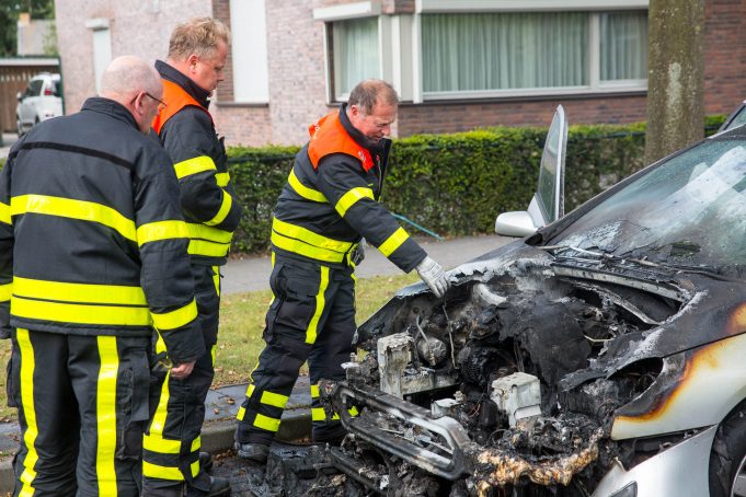 Auto vat spontaan vlam aan Bergsebaan in Wouw