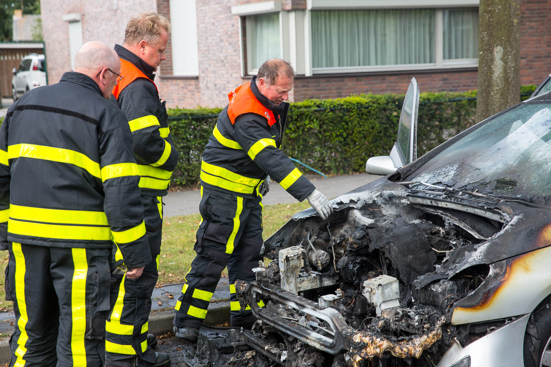 Auto vat spontaan vlam aan Bergsebaan in Wouw