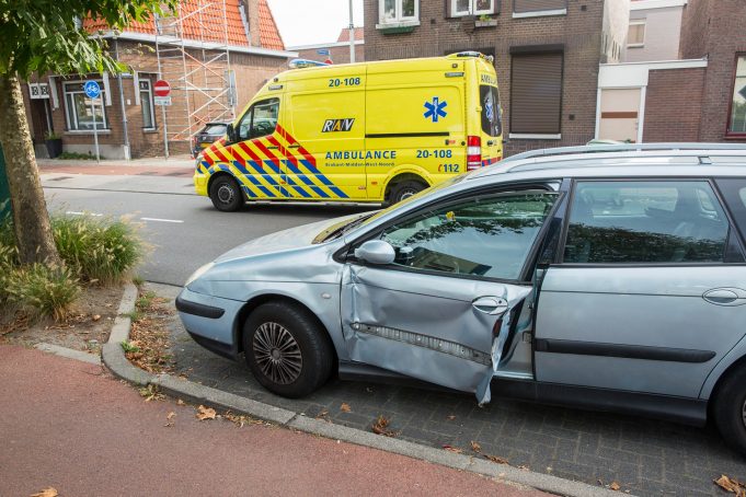 Zwangere automobiliste naar ziekenhuis na aanrijding op Boulevard in Roosendaal