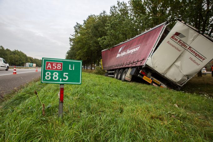 Vrachtwagen belandt in sloot op A58 Roosendaal