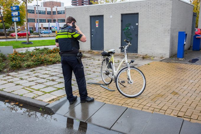 Automobilist rijdt door na aanrijding met fietser in Roosendaal
