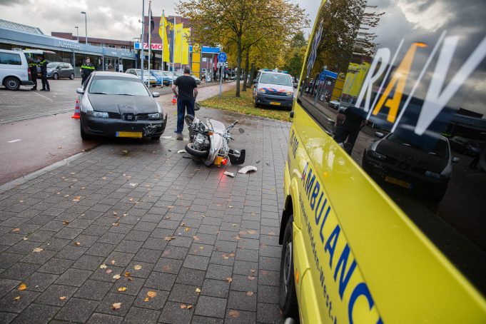 Automobilist rijdt scooter aan op Van Beethovenlaan in Roosendaal