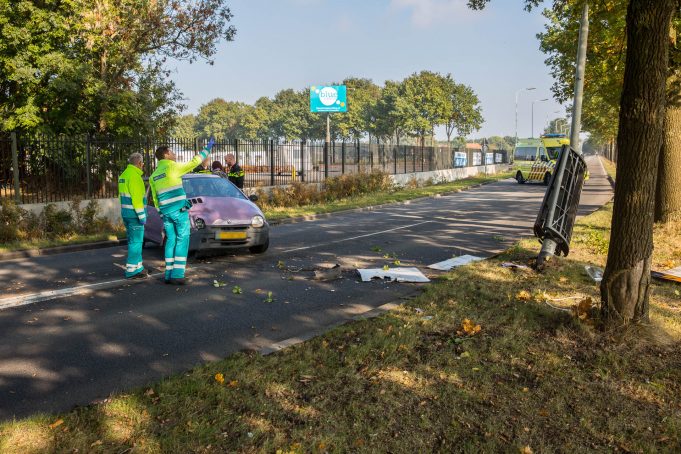 Dronken vrouw botst met auto tegen lantaarnpaal op Leemstraat