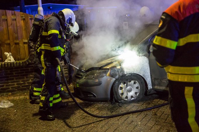 Auto in brand aan Damastberg in Roosendaal