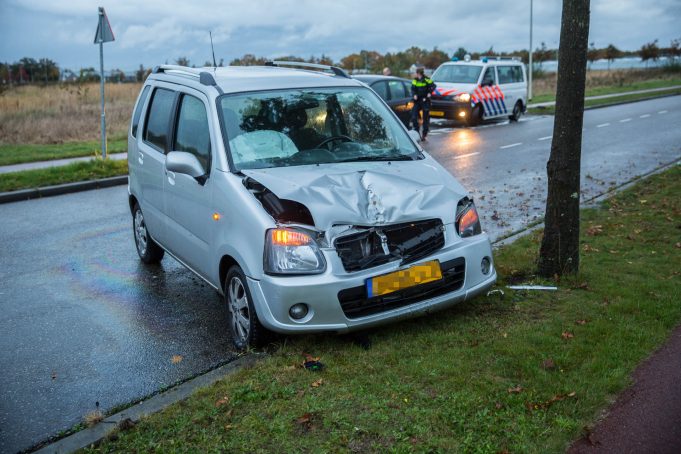 Automobiliste klapt door klapband frontaal tegen boom in Roosendaal