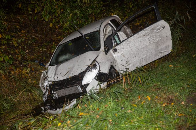 Auto raakt van de weg op afrit A4 bij Bergen op Zoom