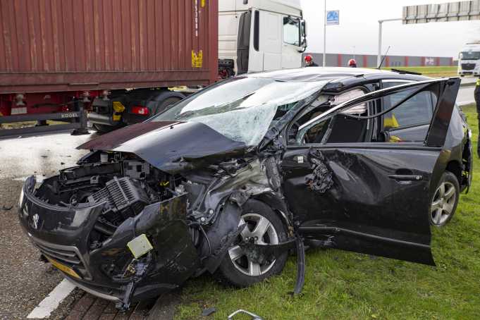 Automobilist gewond naar aanrijding met vrachtwagen in Moerdijk