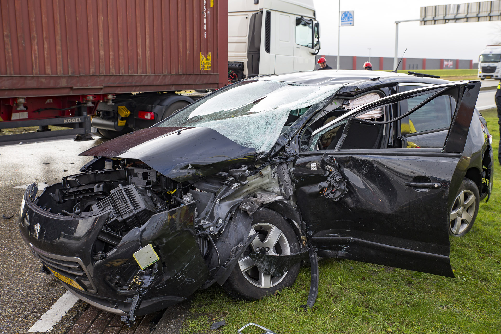 Automobilist gewond naar aanrijding met vrachtwagen in Moerdijk