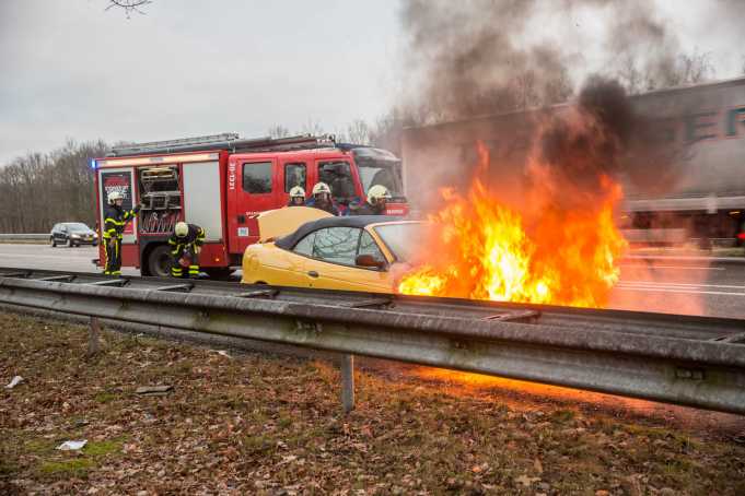Auto in vlammen op A58 bij Sint Willebrord