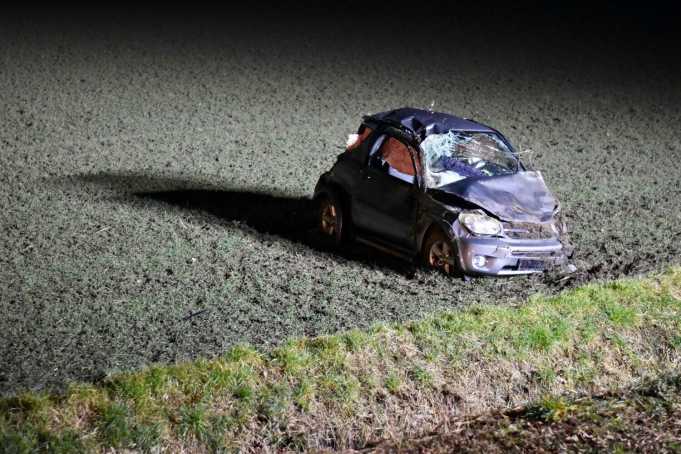 Zwaar beschadigde auto in akker Oud Gastel, bestuurder spoorloos