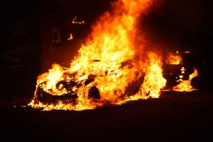 Twee auto's uitgebrand aan Hoogakker in Sprundel