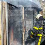 Schuttingen en tuinhuis verwoest door brand aan Toermalijndijk in Roosendaal