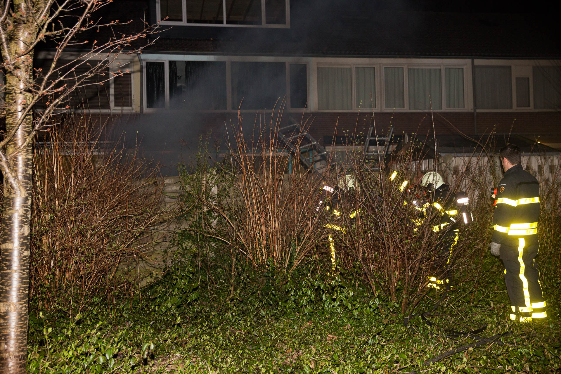 Brand in tuin van woning aan Dingenadonk in Roosendaal