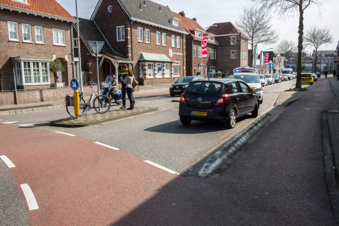 Fietsster zwaargewond na aanrijding met auto in Roosendaal