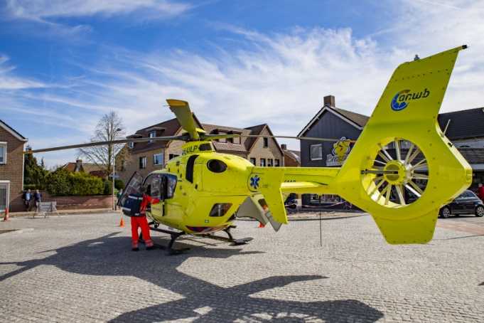 Traumahelikopter landt midden in Sint Willebrord voor medische assistentie