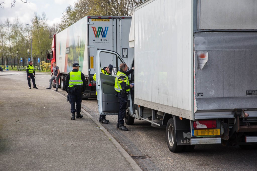 Politiecontrole op A58 bij Rucphen: 101 bekeuringen voor bedienen telefoon