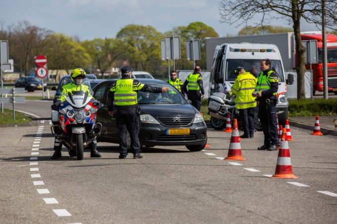 Politiecontrole op A58 bij Rucphen: 101 bekeuringen voor bedienen telefoon