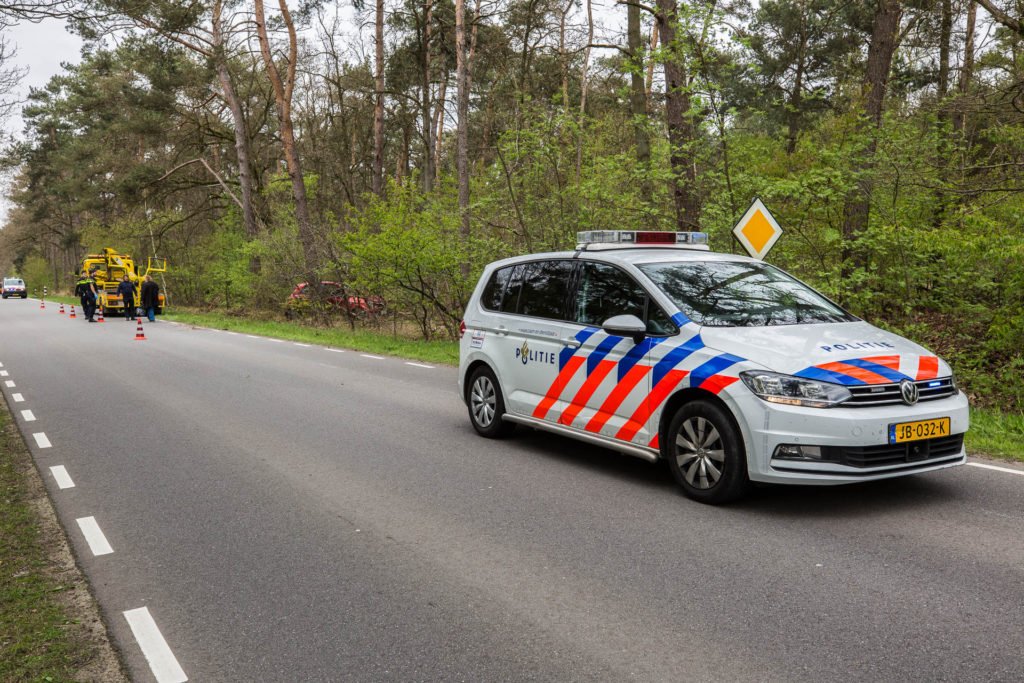 Automobiliste belandt tussen twee bomen op Huijbergsebaan