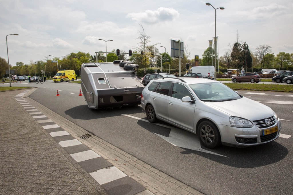 Ongeluk met paardentrailer op de Van Beethovenlaan in Roosendaal
