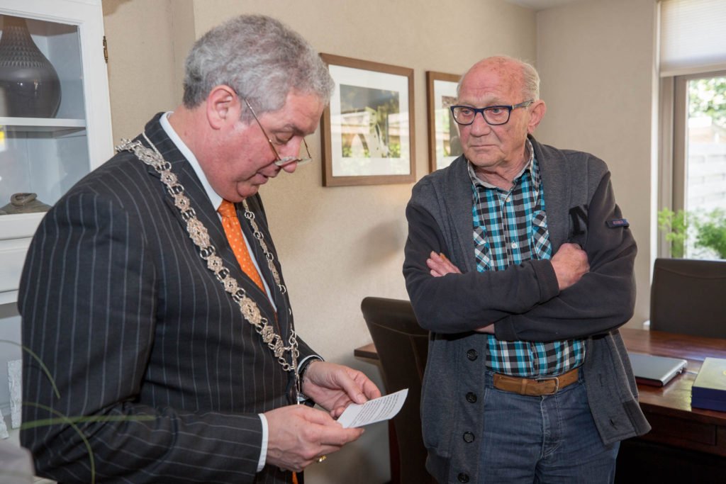 Oud-brandweerman Toine Hellemons ontvangt Koninklijke Onderscheiding in Roosendaal