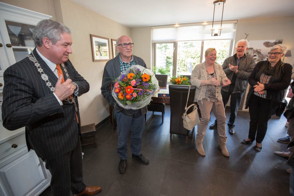 Oud-brandweerman Toine Hellemons ontvangt Koninklijke Onderscheiding in Roosendaal