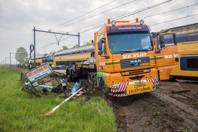Trein botst op stilgevallen vrachtwagen in Wouw