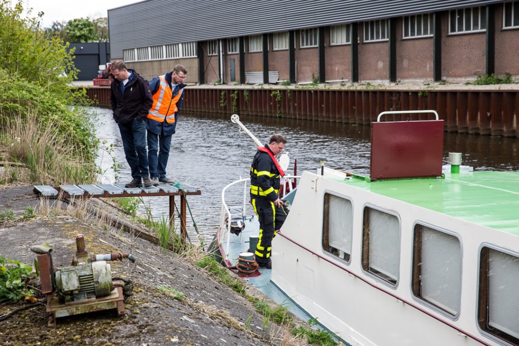 Boot dreigt te zinken in rivier de Mark bij Oudenbosch