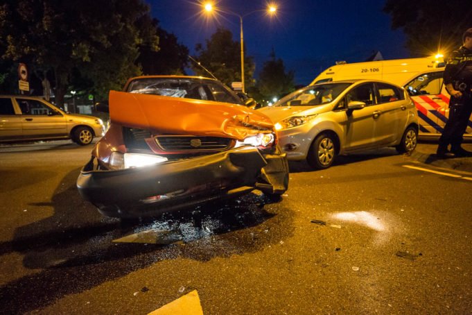 Man gewond bij botsing auto's in Roosendaal