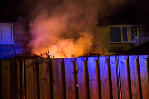 Drie woningen beschadigd na brand aan Desmijndijk in Roosendaal