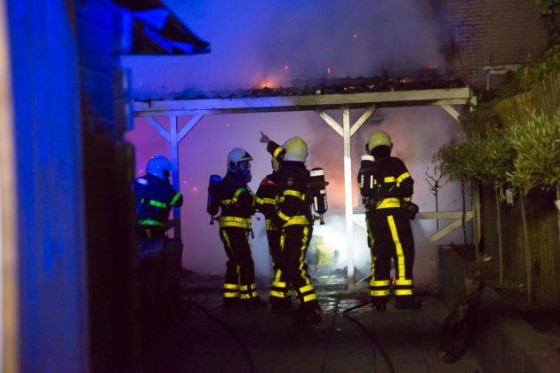 Drie woningen beschadigd na brand aan Desmijndijk in Roosendaal