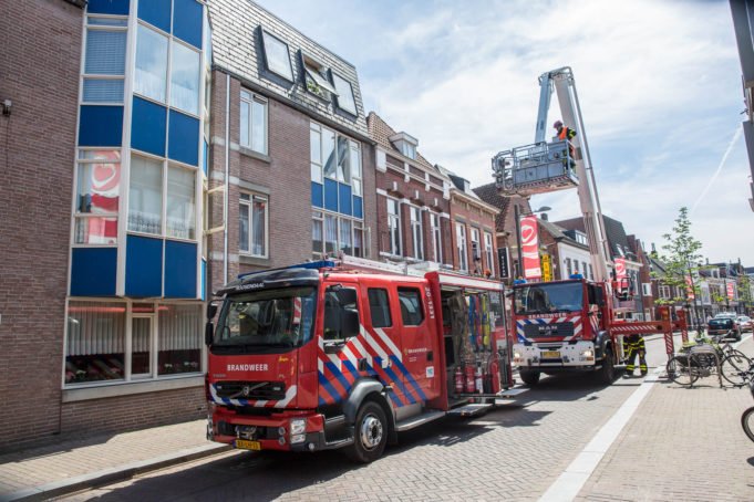 Bewoonster en politieagent naar ziekenhuis na brand in Roosendaal