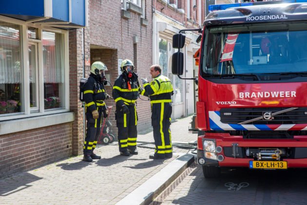 Bewoonster en politieagent naar ziekenhuis na brand in Roosendaal