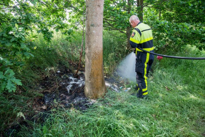 Brandweer blust bermbrand aan Het Zijl in Nispen