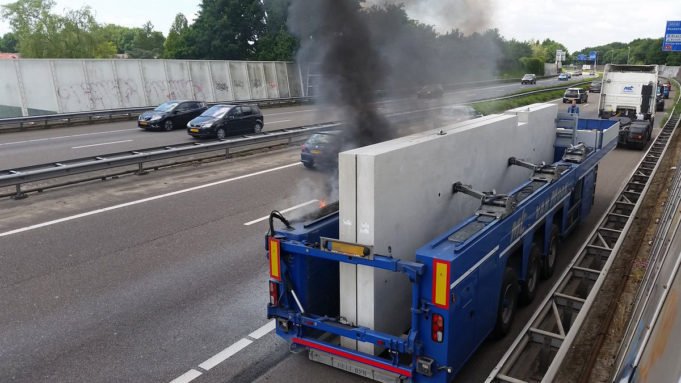 Aanhanger van vrachtwagen in brand op A58 bij Roosendaal