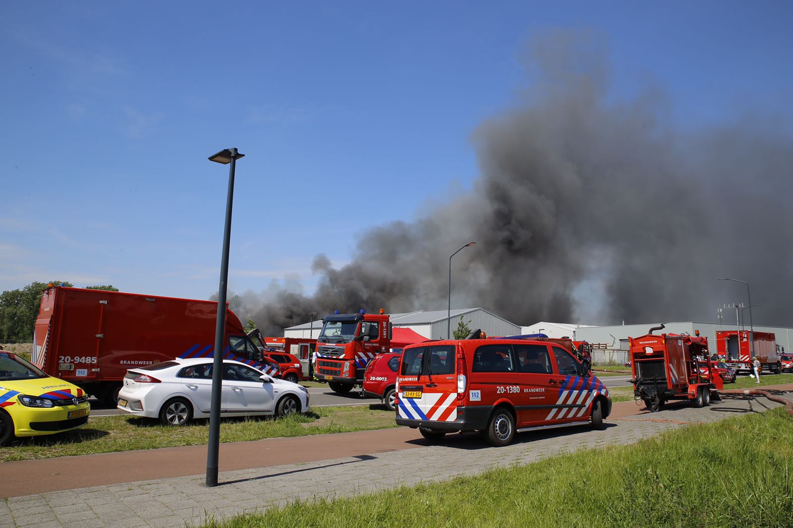Vergelden Aanpassing blik Brandweer Roosendaal ook ingezet bij grote brand schuimrubberfabriek in  Breda - 112Roosendaal
