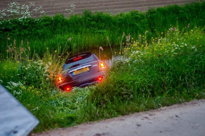 Automobilist rijdt met auto van dijk in Oud Gastel