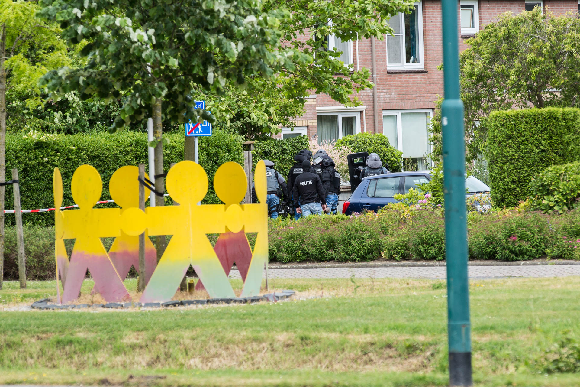 Verwarde man richt vuurwapen op agenten in Willemstad