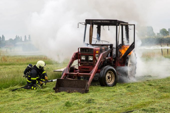 Tractor vliegt in brand tijdens het maaien in Rucphen