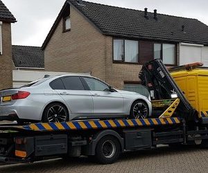 Dure auto in beslag genomen door afpakteam in Sint Willebrord