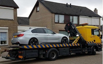 Dure auto in beslag genomen door afpakteam in Sint Willebrord