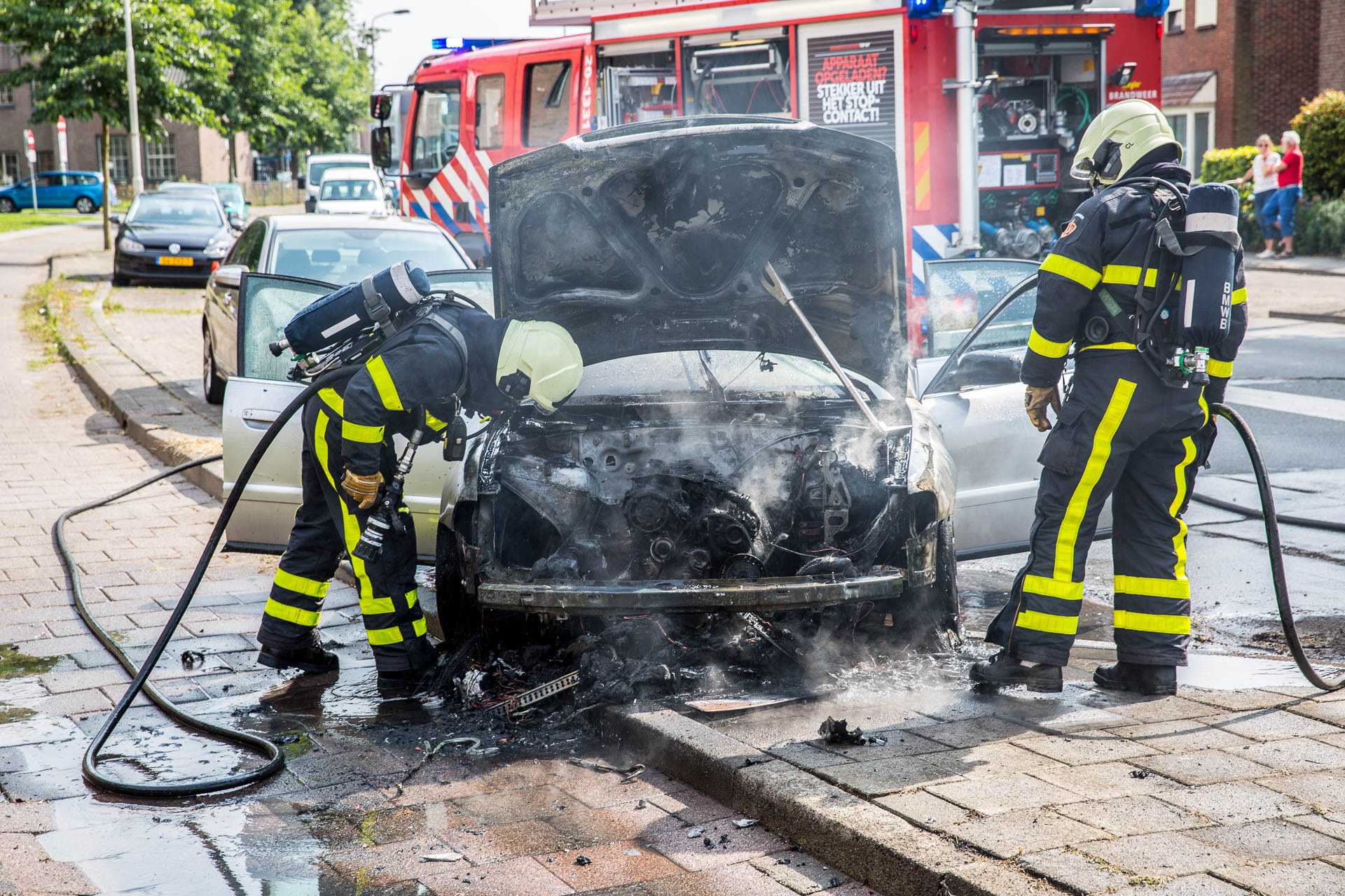 Auto vliegt spontaan in brand op Gastelseweg in Roosendaal